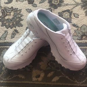 Skechers slip on shoes white 8.5 air cooled